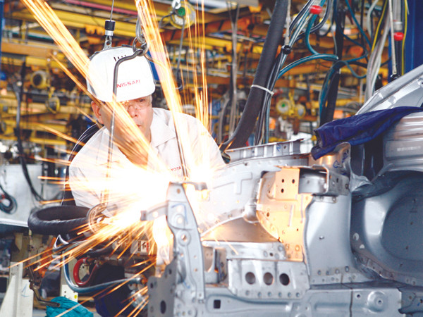 Với tình trạng khó khăn hiện nay, lãi suất cao như liều thuốc độc đối với doanh nghiệp. Ảnh minh họa: Hồng Vĩnh