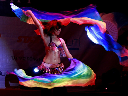 Nữ sinh RMIT gợi cảm trong màn múa lụa