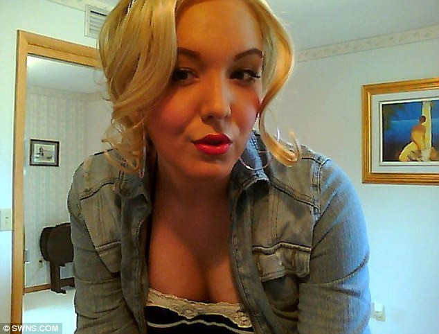 Hiện anh đã trở thành một cô gái tóc vàng xinh đẹp như Britney Spears