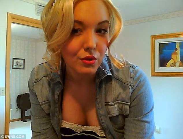 Hiện anh đã trở thành một cô gái tóc vàng xinh đẹp như Britney Spears