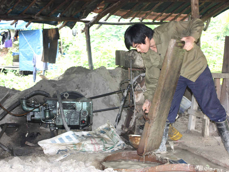 Anh Nhân ở bãi vàng Phước Thức làm suốt ngày đêm. Ảnh: Nguyễn Thành