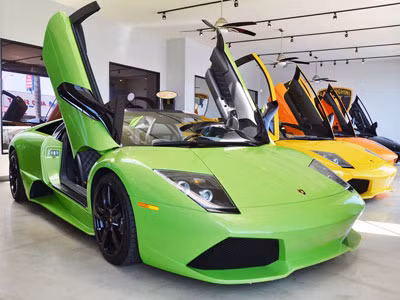 Bảy chiếc Lamborghini V12 cùng khoe dáng