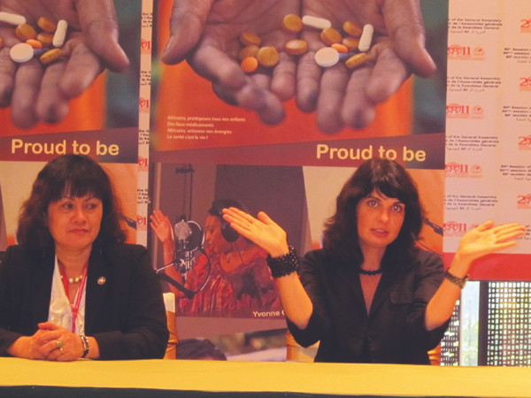 Bà Aline Plancon (phải) và đại diện Văn phòng Interpol VN tại buổi họp báo