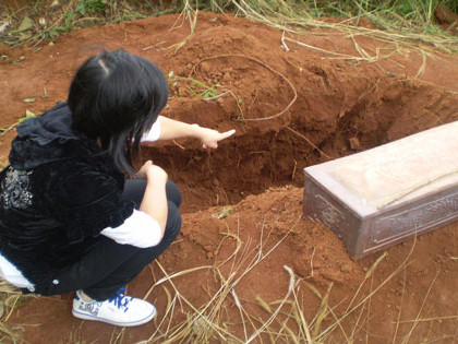 Hàng chục ngôi mộ bị đào bới, bốc trộm hài cốt