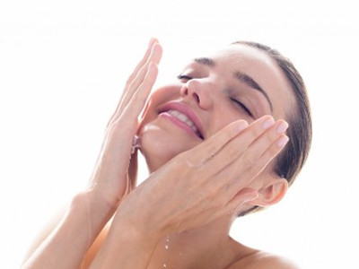 Năm cách tẩy trang an toàn mà đơn giản