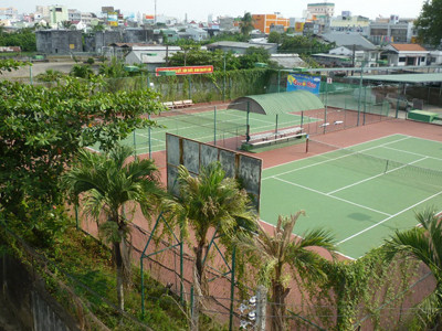 Trường học chật chội, đất công bỏ hoang