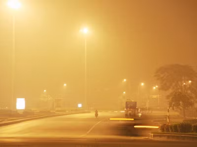 Khói 'lạ' liên tiếp 'bủa vây' Hà Nội