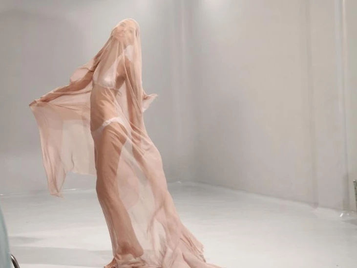 Thí sinh Top Model với bikini lụa mỏng