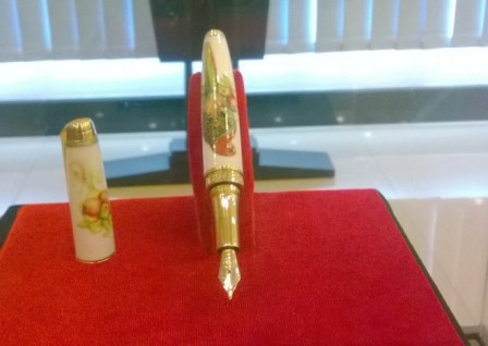 Bút làm bằng gốm giá 100 triệu đồng