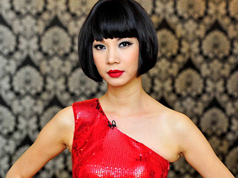 Xuân Lan ấp úng khi bị phỏng vấn bằng tiếng Anh