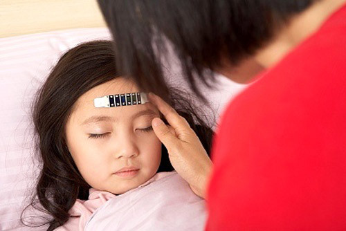 Cách xử trí khi trẻ bị sốt cao