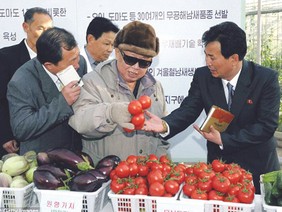 Bức ảnh được công bố ngày 5-3 cho thấy ông Kim Jong Il đang đi thanh tra tại Viện khoa học rau quả tại Bình Nhưỡng