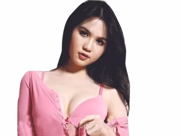 Ngọc Trinh chưa đi học đã khua chiêng