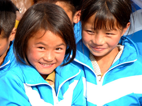 Trẻ vùng cao hân hoan nhận áo rét mới