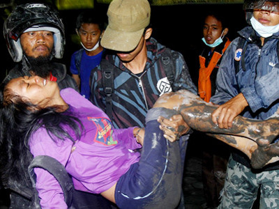 Núi lửa Indonesia lại phun trào, gần 100 người chết