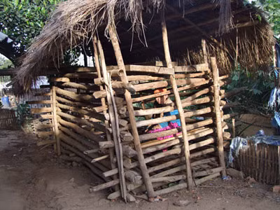 Một cô gái bị nhốt trong cũi suốt ba năm