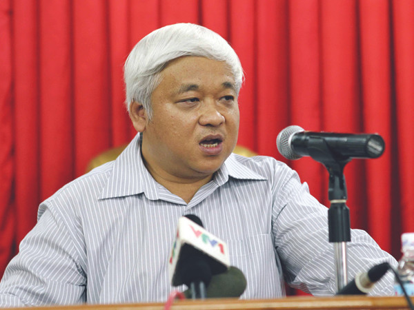 “Cuộc chiến” bản quyền truyền hình giữa AVG, đại diện là Chủ tịch AVG Phạm Nhật Vũ (phải), và VPF, đại diện là Phó Chủ tịch Nguyễn Đức Kiên (trái), chưa thể đi đến hồi kết. Ảnh: VSI