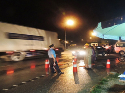 Ùn ùn vượt trạm cân trong đêm