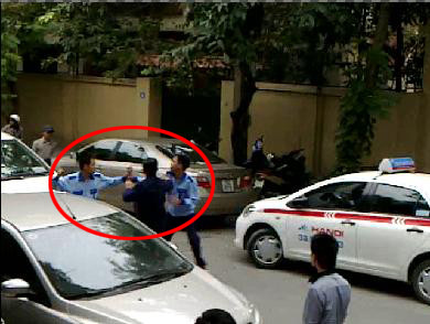 Tài xế taxi sang ẩu đả, người đi đường khiếp vía