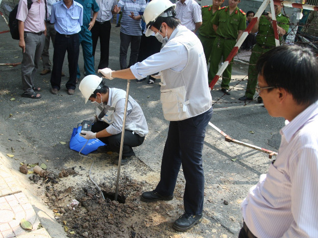 Khám nghiệm lòng đường phát nổ, phun lửa