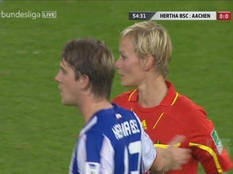 Cầu thủ sờ ngực nữ trọng tài