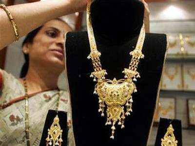 Vàng lao dốc về mức thấp nhất trong gần hai năm