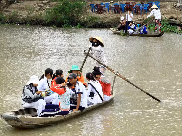 Nhiều nơi học sinh đi đò đến trường