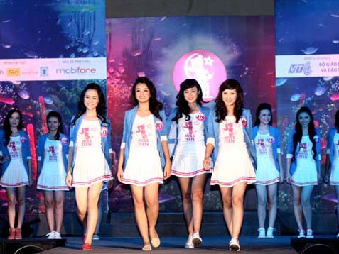 Thí sinh Miss Teen sải bước trong đêm Chung kết Người mẫu
