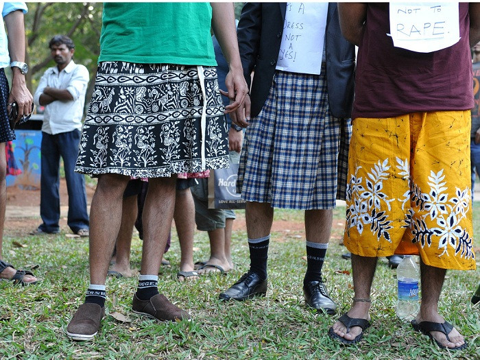 Nhiều người đàn ông cùng mặc váy biểu tình chống nạn hiếp dâm ở Ấn Độ