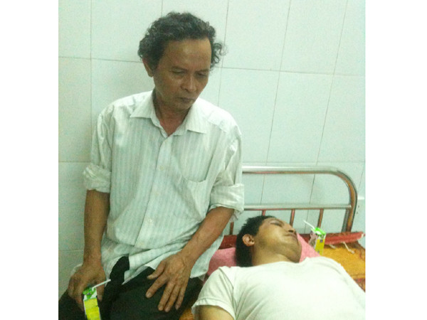 Ngang nhiên xông vào ngân hàng, bắt cán bộ