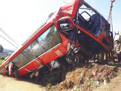 Hai xe lật, 52 người bị thương