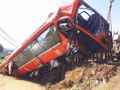 Hai xe lật, 52 người bị thương