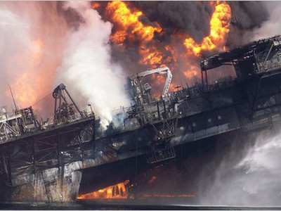 Hai ngày sau vụ nổ giếng dầu, Deepwater Horizon chìm xuống đáy biển Ảnh: The New York Times