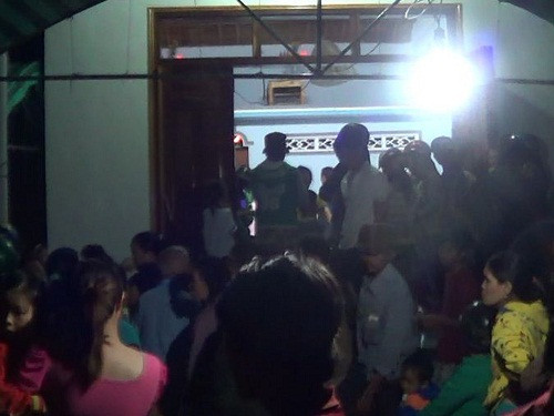 Rất đông người dân đến chia buồn cùng gia đình các nạn nhân và lực lượng cứu hộ nỗ lực tìm kiếm các thi thể bị vùi lấp (Ảnh: Văn Tài)