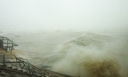 Bão số 10 tàn phá miền Trung