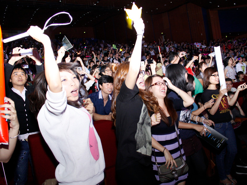 Nhảy nhót, gào thét theo các ca khúc hit của nhóm