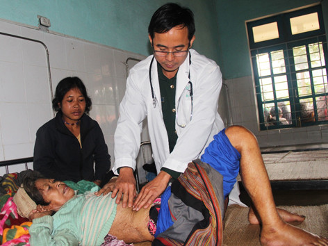 Trạm xá Việt chữa bệnh cho người Lào