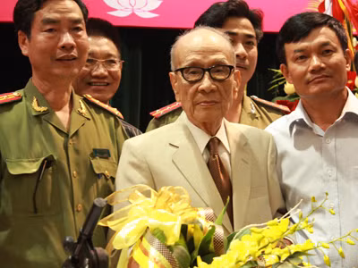 “Năm ngàn cây vàng sao quý bằng năm ngàn người bạn”