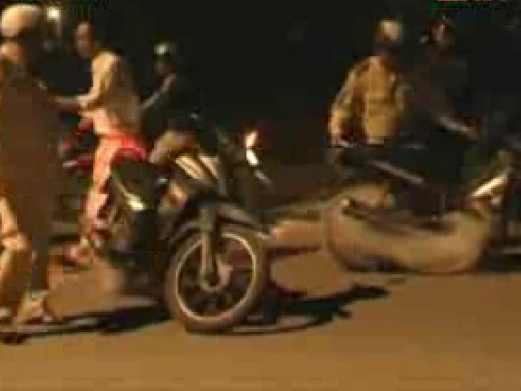 Toàn cảnh công an dùng bùi nhùi trị quái xế