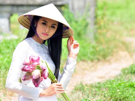 Ngọc Hân thuần khiết bên hoa sen