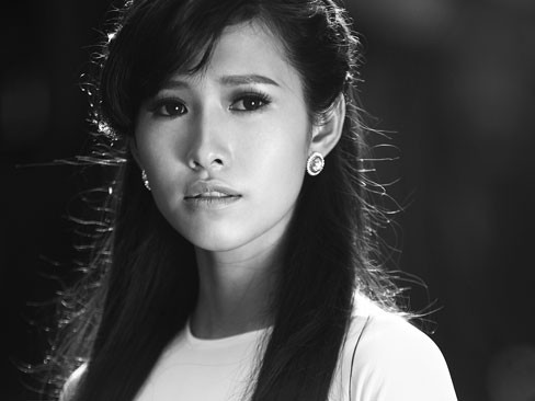 Phan Thu Quyên khoe dáng chuẩn với áo dài