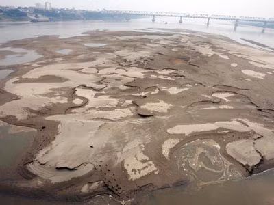 Sông Hồng sắp hết... hồng