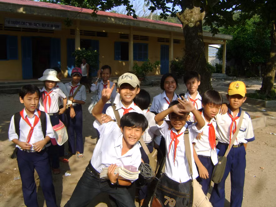 Học sinh Miền Tây chào năm học mới
