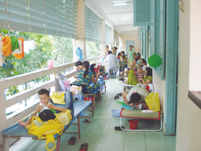 Bệnh nhi nằm ở hành lang khiến bác sĩ cũng ra hành lang khám bệnh (ảnh chụp sáng 17-6 tại BV Nhi đồng 2) Ảnh: V.K
