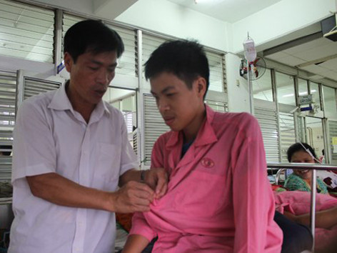 Chủ tịch huyện đảo Trường Sa vào bệnh viện chăm vợ con