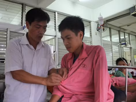 Chủ tịch huyện đảo Trường Sa vào bệnh viện chăm vợ con