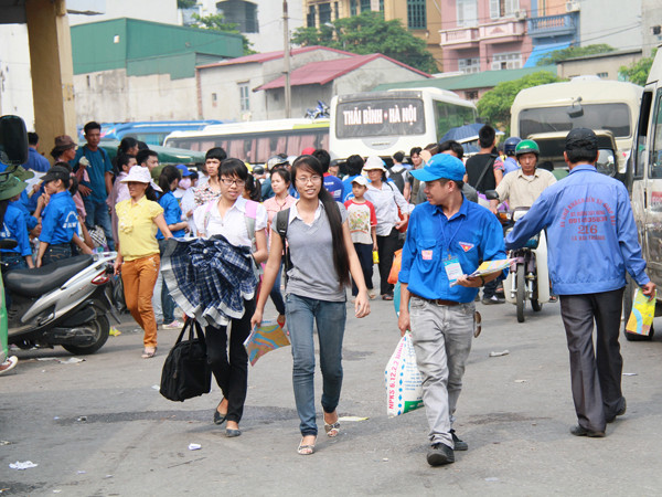 Tình nguyện viên tiếp sức mùa thi Ảnh: Nguyễn Văn
