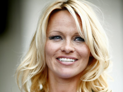 ‘Quả bom sex’ dọa tẩy chay Euro 2012