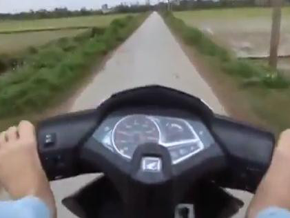 Clip ‘quái xế’ vừa lái xe bằng chân, vừa dùng điện thoại quay