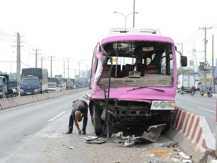 Xe bồn va xe khách, bé trai 1 tuổi rơi xuống đường